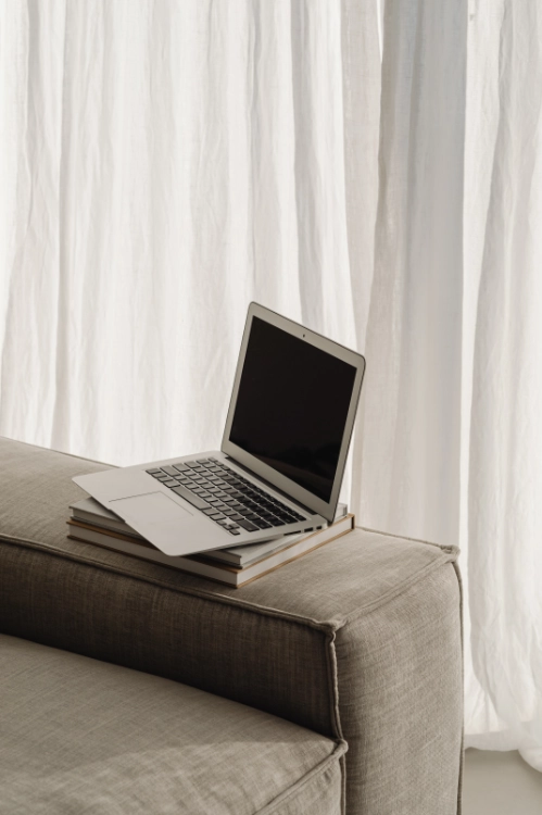 creation-site-internet-emeline-design ordinateur livres site internet webdesign